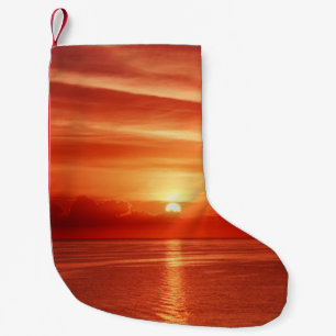 Petite Chaussette De Noël Beau lever de soleil coloré à la mer avec dramati