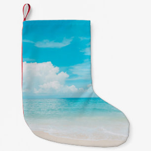 Petite Chaussette De Noël Belle plage tropicale avec ciel bleu et c blanc