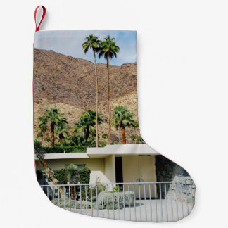 PETITE CHAUSSETTE DE NOËL BLANC EN BOIS PRÈS DU PALMIER VERT EN JOURNÉE