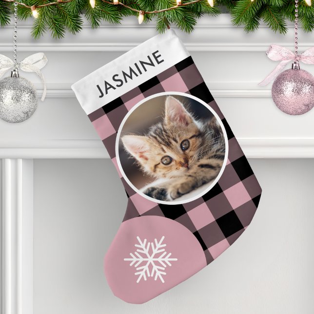 Petite Chaussette De Noël Buffalo rose Plat personnalisé chat animal de comp (A Christmas stocking in pink and black buffalo plaid, personalized with your cat's photo and name)