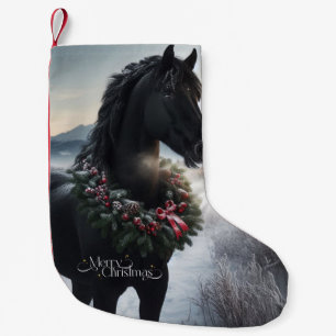 Petite Chaussette De Noël Cheval noir dans la neige avec couronne de Noël