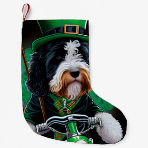 Petite Chaussette De Noël Chien Bernedoodle conduisant un vélo jour de la Sa