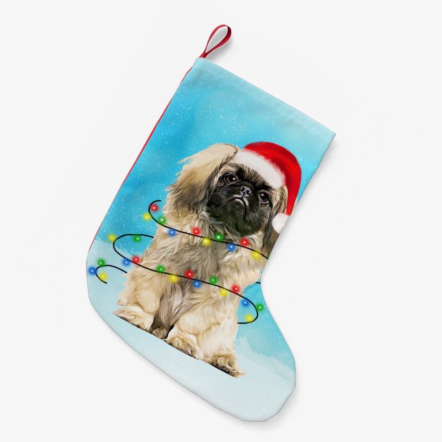 Petite Chaussette De Noël Chien Pekingese Assis Dans Les Lumières Casquettes (Devant (Accrochage))