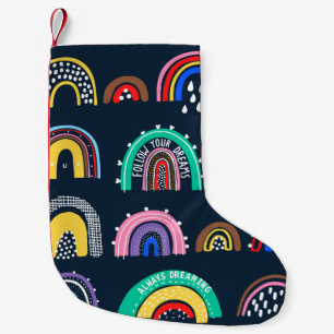 Petite Chaussette De Noël Des arcs-en-ciel clairs sur un arrière - plan somb