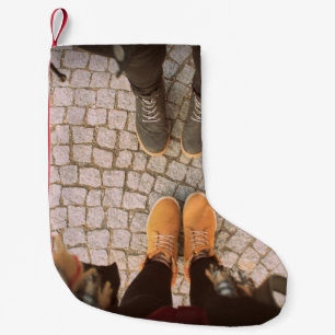 Petite Chaussette De Noël Deux personnes se tenant devant une autre photo