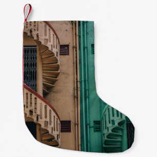 Petite Chaussette De Noël Escaliers en spirale en béton beige et vert à côté