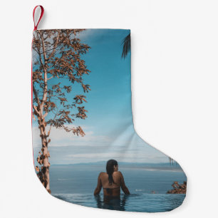 Petite Chaussette De Noël Femme portant le bikini noir robinet nageant sur l