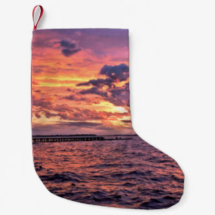 Petite Chaussette De Noël Grand coucher de soleil coloré sur la plage d'eau,