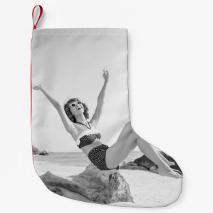 Petite Chaussette De Noël Jeune femme attirante en bikini sur la plage