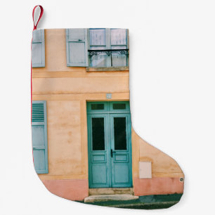 PETITE CHAUSSETTE DE NOËL MAISON AVEC FENÊTRE OUVERTE ET PORTE FERMÉE