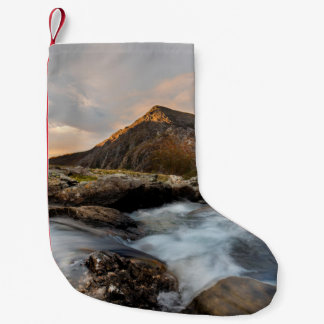 Petite Chaussette De Noël MONTAGNE Brown PRÈS DU CORPS D'EAU SOUS LE CIEL NU