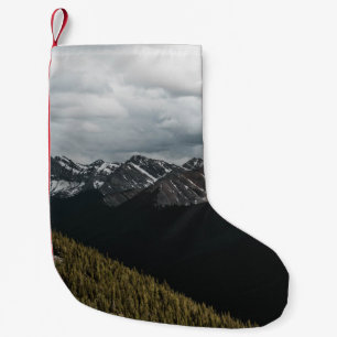 PETITE CHAUSSETTE DE NOËL MONTAGNE ROCHEUSE GRIS CAPÉ PAR LA NEIGE SOUS LE C