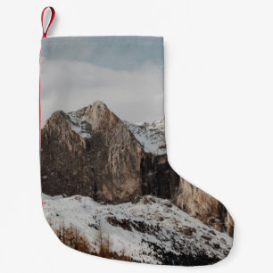 PETITE CHAUSSETTE DE NOËL MONTAGNES ROCHEUSES PRÈS DES PINS