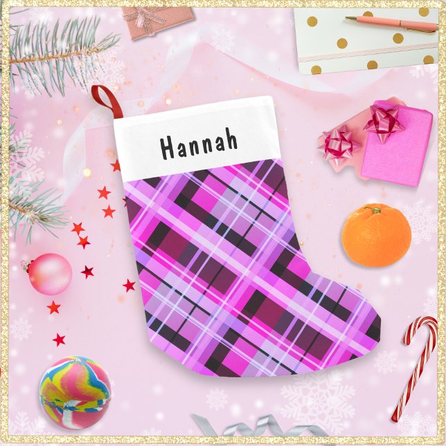 Petite Chaussette De Noël Motif d'hiver rose Plaid Personnalisé (A Christmas stocking with pink plaid design. Personalize with a name on the white panel at the top)