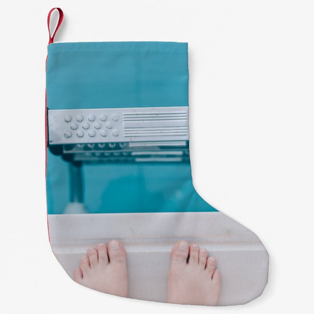 Petite Chaussette De Noël Personne debout sur l'échelle de la piscine (Devant)