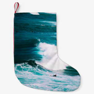 Petite Chaussette De Noël Personne en surf avec vagues de l'océan