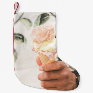 Petite Chaussette De Noël Personne tenant un cône de crème glacée avec tr