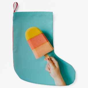 Petite Chaussette De Noël Personne tenant un coquelicot jaune et rose