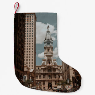 PETITE CHAUSSETTE DE NOËL PERSONNES MARCHANT DANS LA RUE PRÈS DES BÂTIMENTS