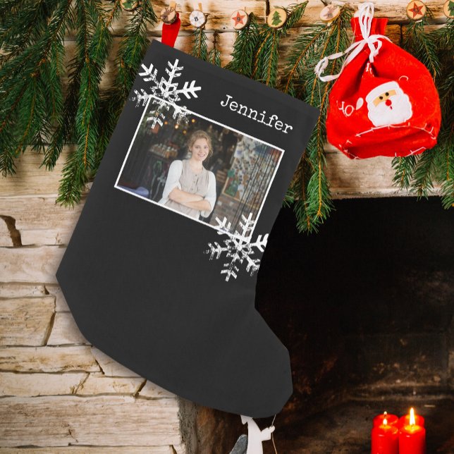 Petite Chaussette De Noël Photo de Noël Flammes de neige noires (Distressed Rustic Snowflake design that can be personalized with a  photo and name monogram.)