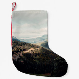 PETITE CHAUSSETTE DE NOËL PINS VERTS SUR LA MONTAGNE SOUS LES NUAGES BLANCS
