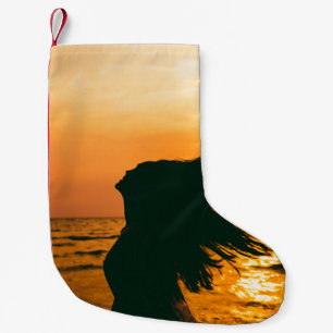 Petite Chaussette De Noël Silhouette de fille, coucher du soleil sur la mer,
