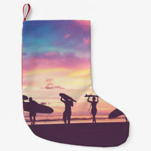 Petite Chaussette De Noël Silhouette Des surfeurs transportant leur surfboa