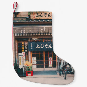 PETITE CHAUSSETTE DE NOËL TROIS BICYCLETTES PARKÉES DEVANT L'ÉDIFICE