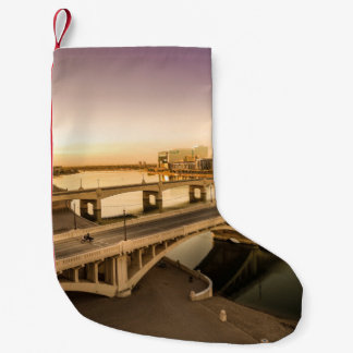 PETITE CHAUSSETTE DE NOËL TROIS HOMMES SUR MOTOCYCLES TRAVERSANT LE PONT