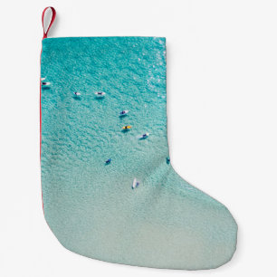 Petite Chaussette De Noël Vue aérienne des surfeurs, océan clair.