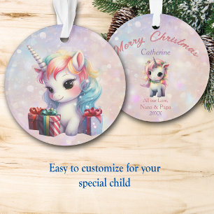Petite-fille Bébé Unicorne avec cadeaux de Noël