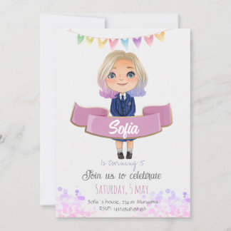 Petite fille en robe bleue invitation