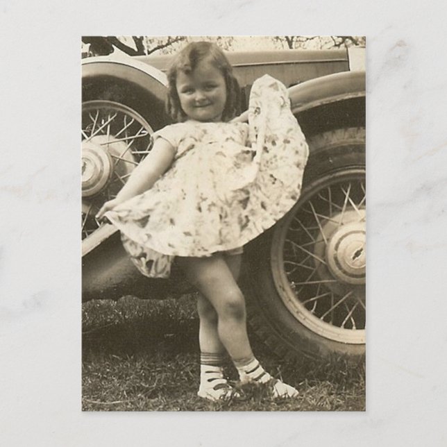 petite fille en voiture avec carte postale (Devant)