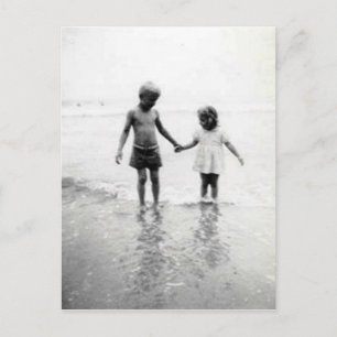 petite fille et garçon tenant la carte postale
