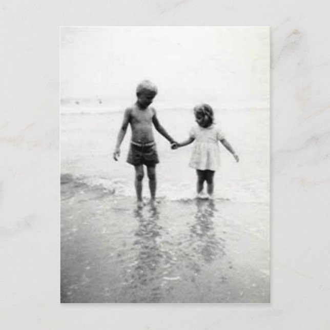 petite fille et garçon tenant la carte postale (Devant)