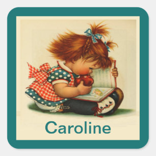 Petite fille lisant un livre avec des autocollants