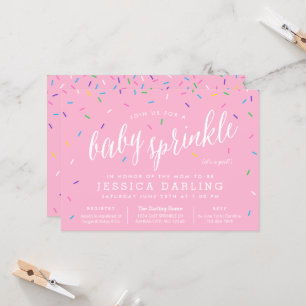 Petite fille rose saupoudrer les invitations