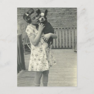 Petite fille tenant sa carte de poste pour chien