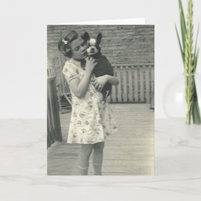 Petite fille tenant sa carte de voeux de chien (Devant)
