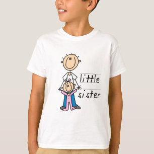 Petite soeur avec le T-shirts et les cadeaux de