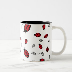 Petite tasse de blanc de coccinelles