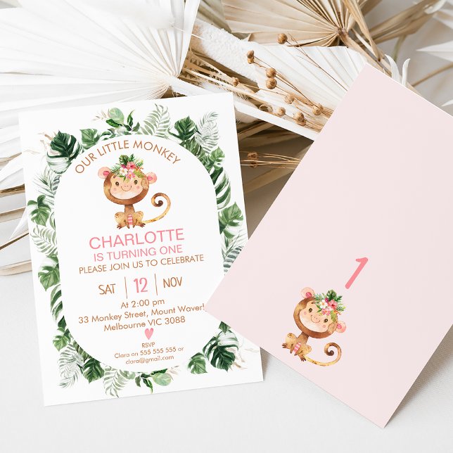 Petites filles de singe Cheeky 1er Invitation anni (Girl's little monkey first birthday invitation also featuring some greenery and tropical flowers.)