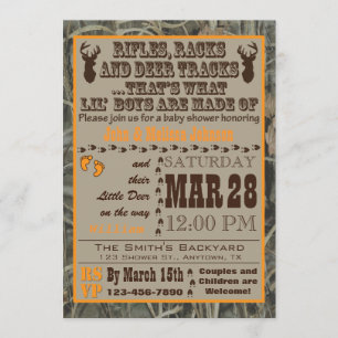 Petits garçons chassant des invitations de baby