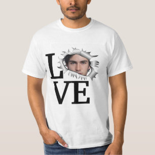 Photo d'amour personnalisée dans un T-shirt trou v