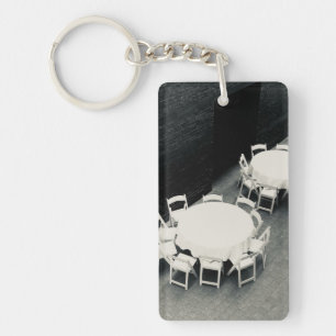 Photo de chaises et tables blanches