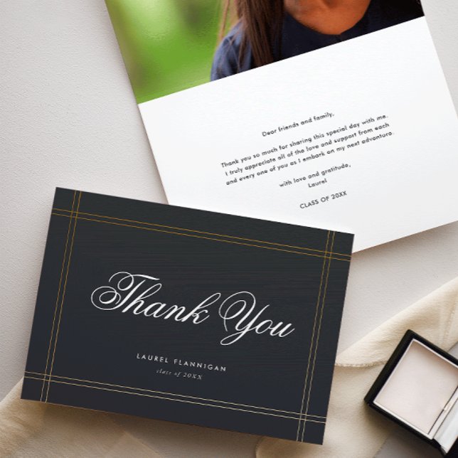 Photo de diplôme officiel Merci Note (Elegant calligraphy script black and gold graduation photo thank you card.)