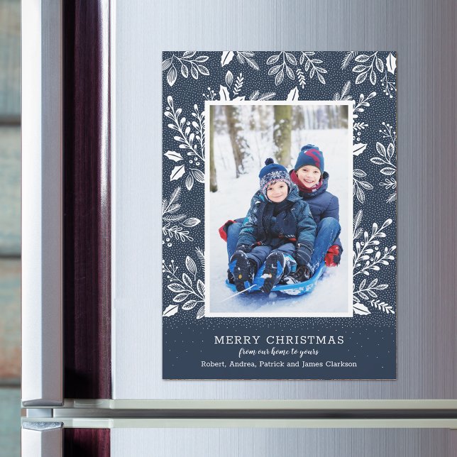 Photo de Noël botanique Carte magnétique bleue (White botanical leaves and berries on navy blue Christmas photo magnetic cards)