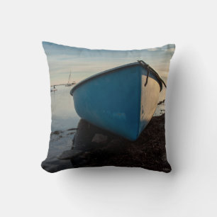 photo d'une barque throw pillow