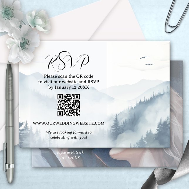 Photo Mariage d'hiver Code QR Carte RSVP (RSVP card featuring a watercolor painting of a mountain side with pine trees on a hazy winter day)