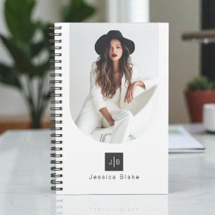 Photo monogramme de femme entrepreneure moderne et